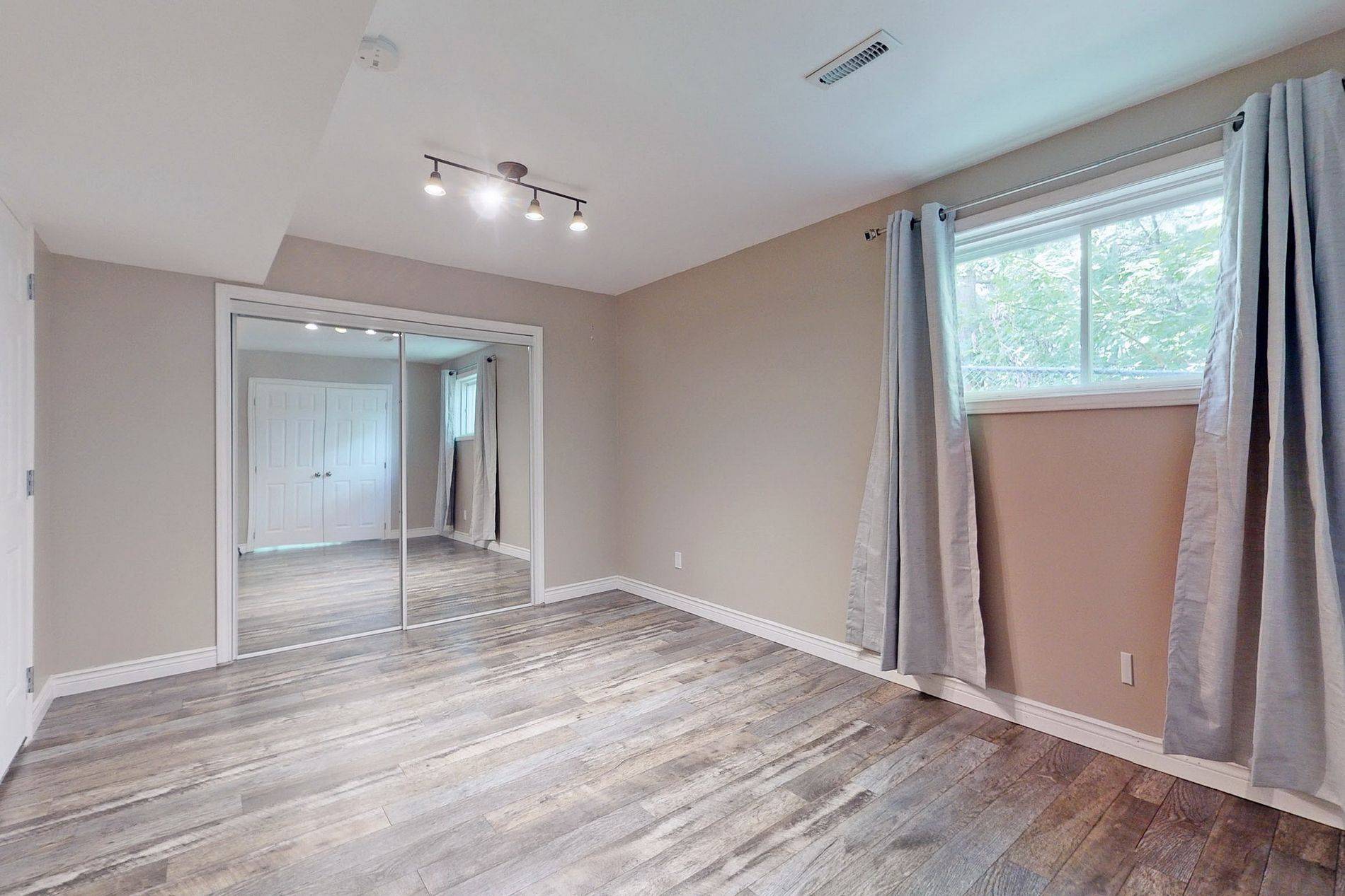 Barrie, ON L4N 6Y9,33 Florence Park RD #BSMT