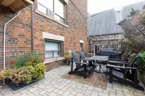 Toronto C02, ON M5R 3G5,922 Bathurst ST #8