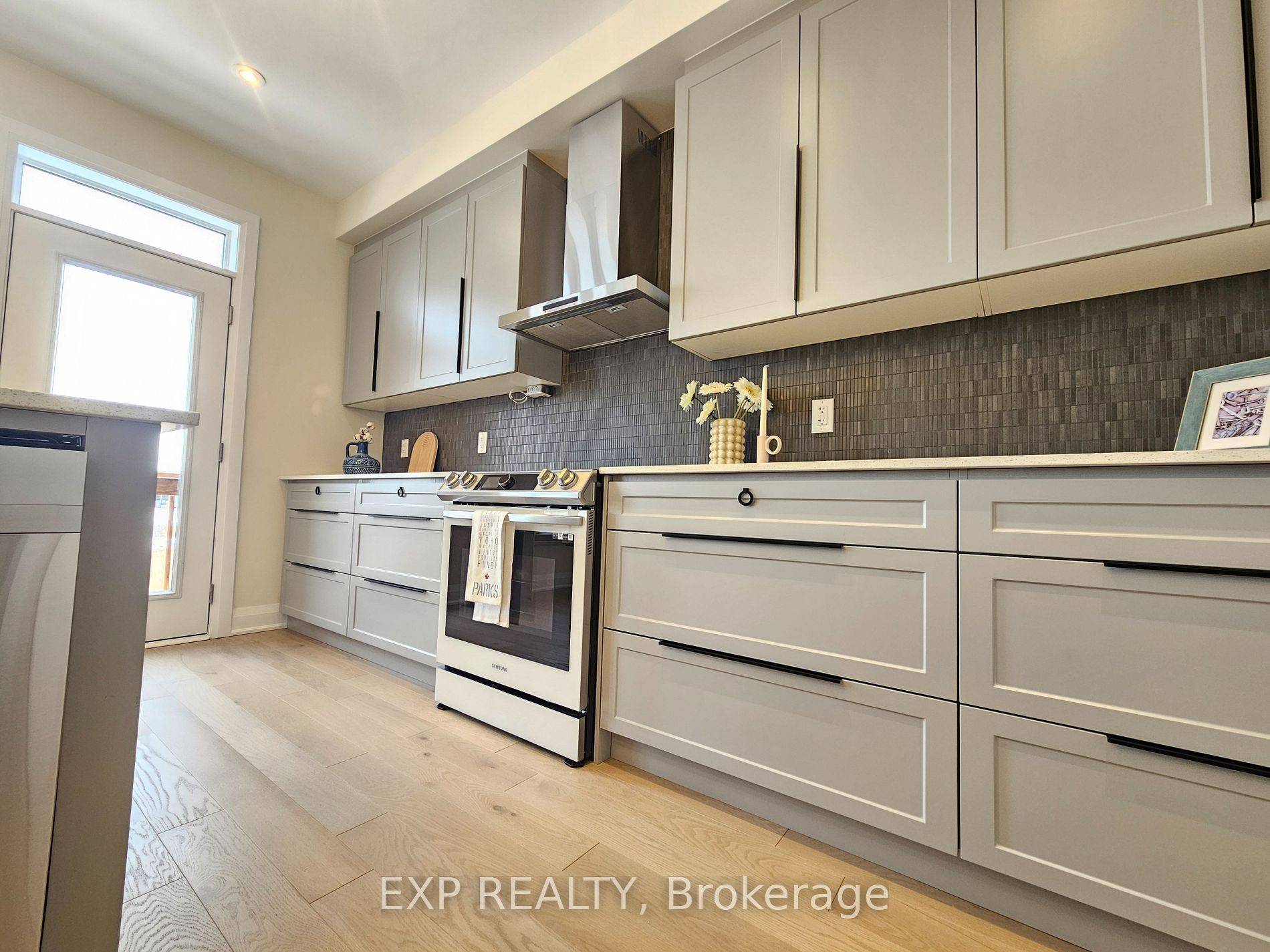 Georgina, ON L4P 0S6,33 John Dallimore DR