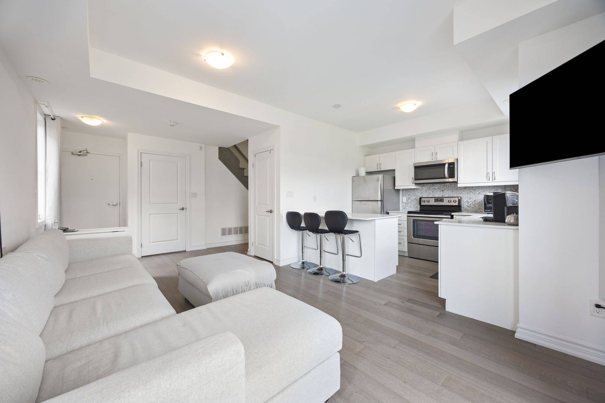 Vaughan, ON L4L 0H8,196 Pine Grove RD #27