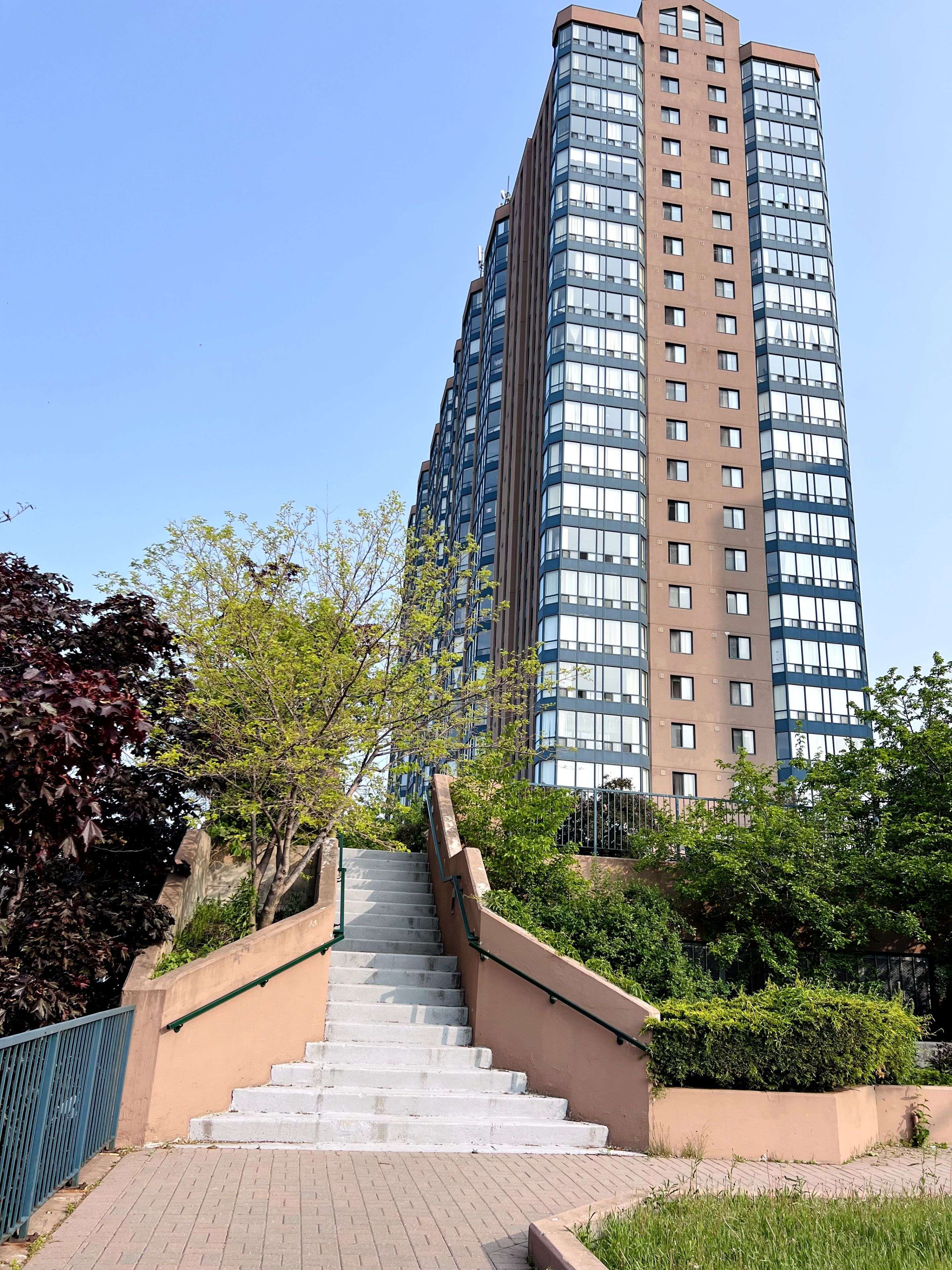 Mississauga, ON L5B 3Z2,155 Hillcrest AVE #702