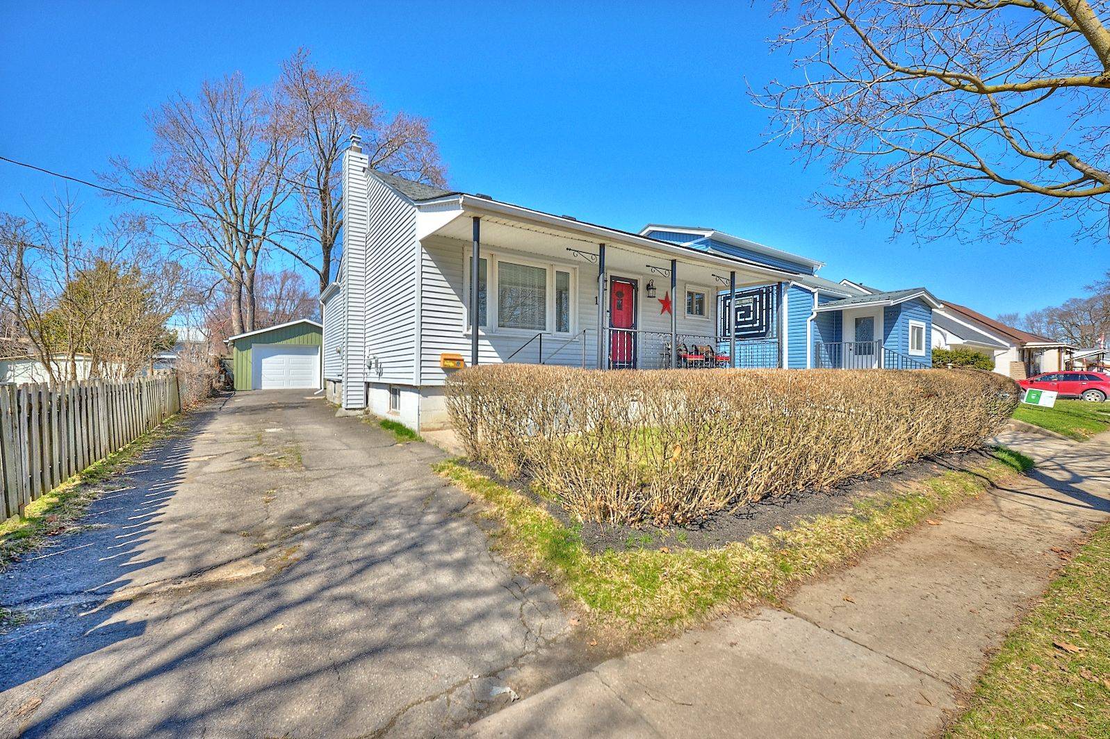 12 Exeter AVE, Welland, ON L3B 4Y1