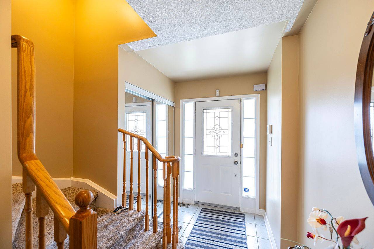 Oshawa, ON L1H 8X5,904 Bourne CRES