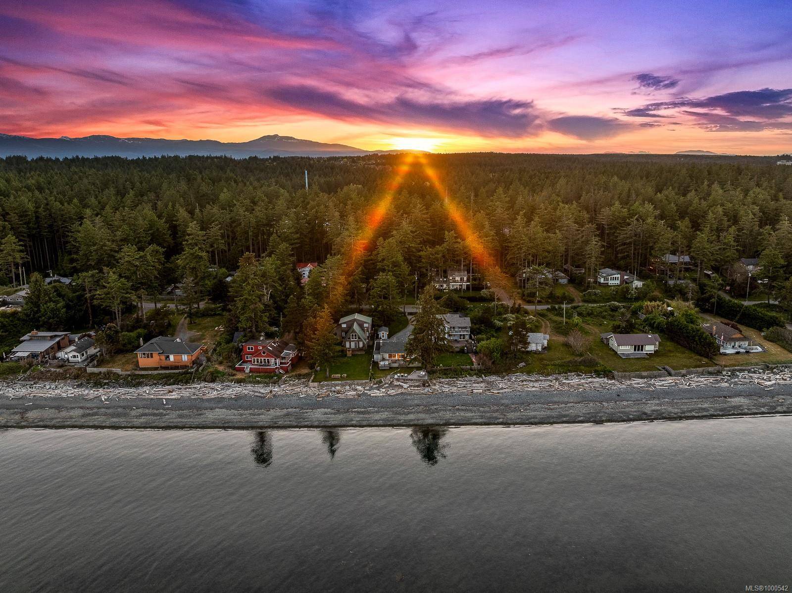 426 Curtis Rd, Comox, BC V9N 3W2