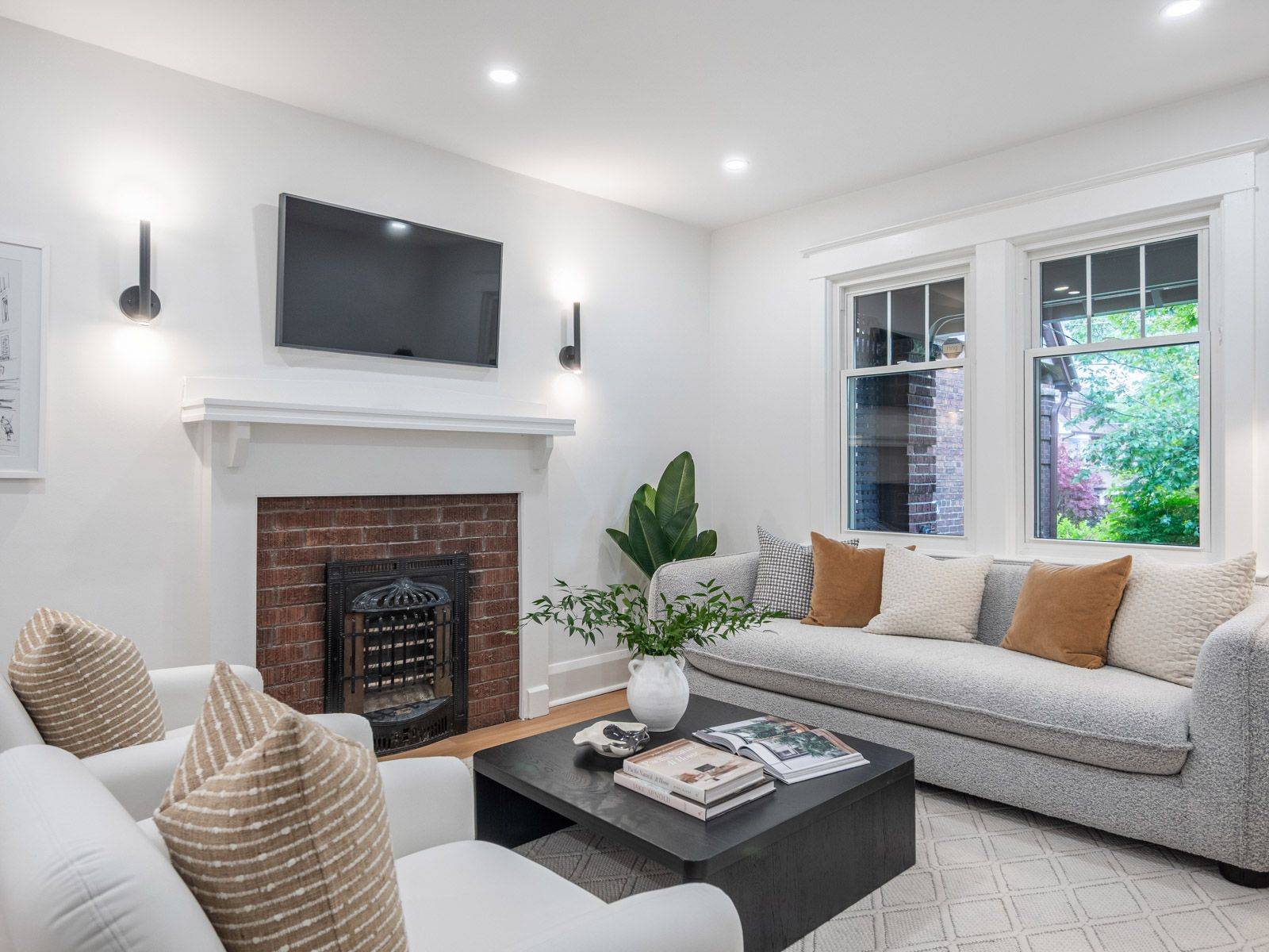 Toronto E01, ON M4K 1H4,48 Millbrook CRES