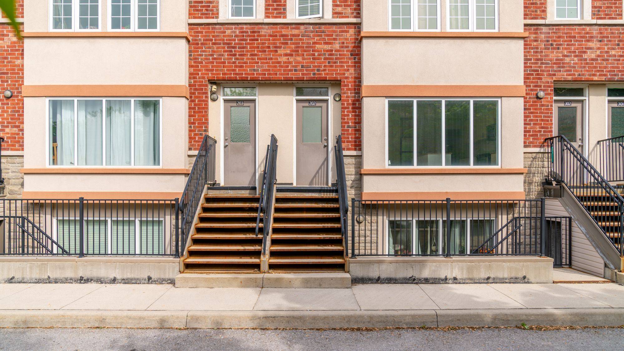 Milton, ON L9T 1Y8,174 Bronte ST S #202