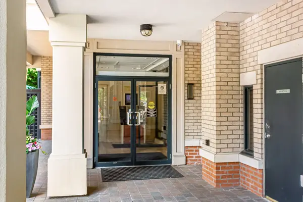 2 Aberfoyle CRES #204, Toronto W08, ON M8X 2Z8