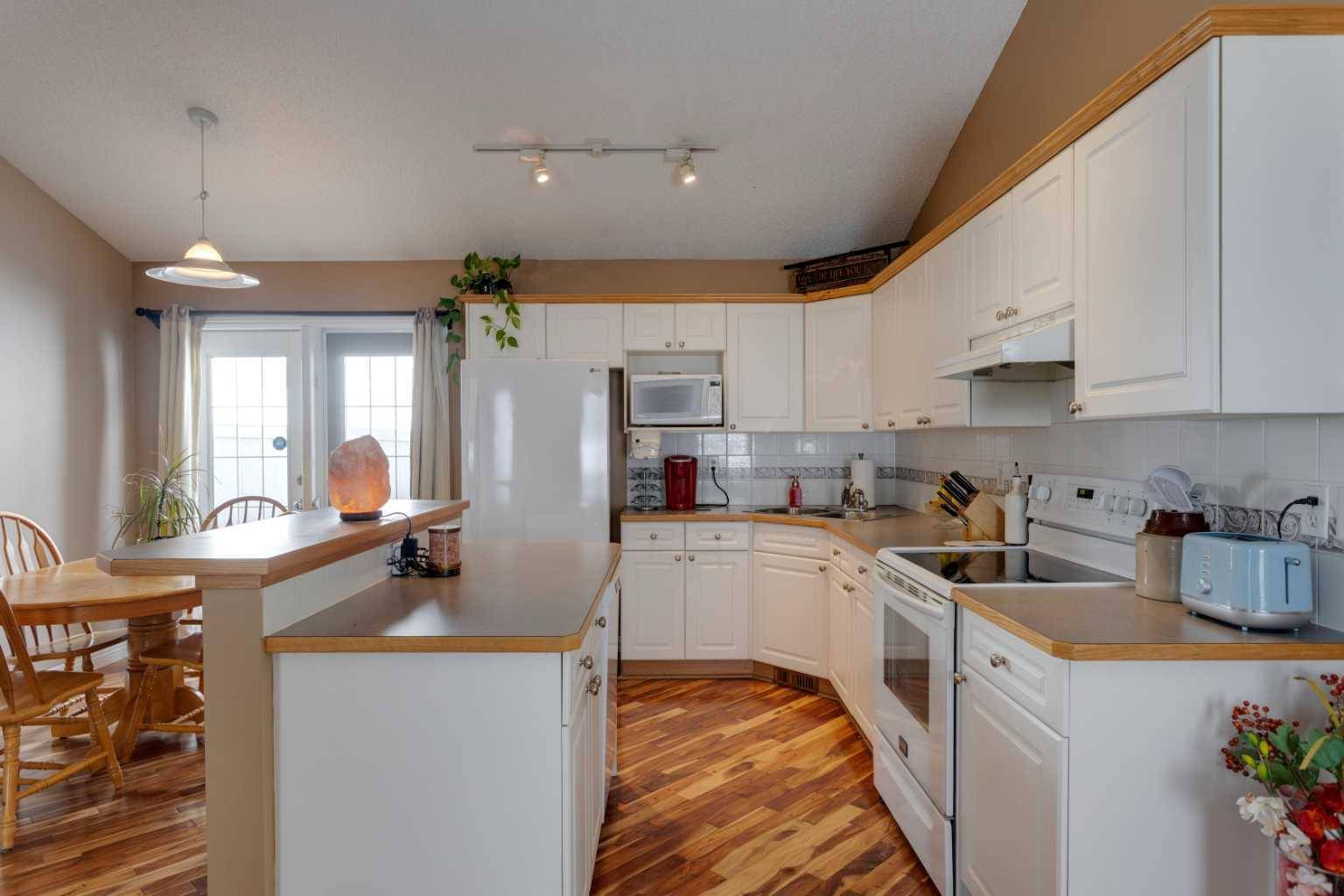 Calgary, AB T3K 4Z2,2028 Country Hills CIR NW