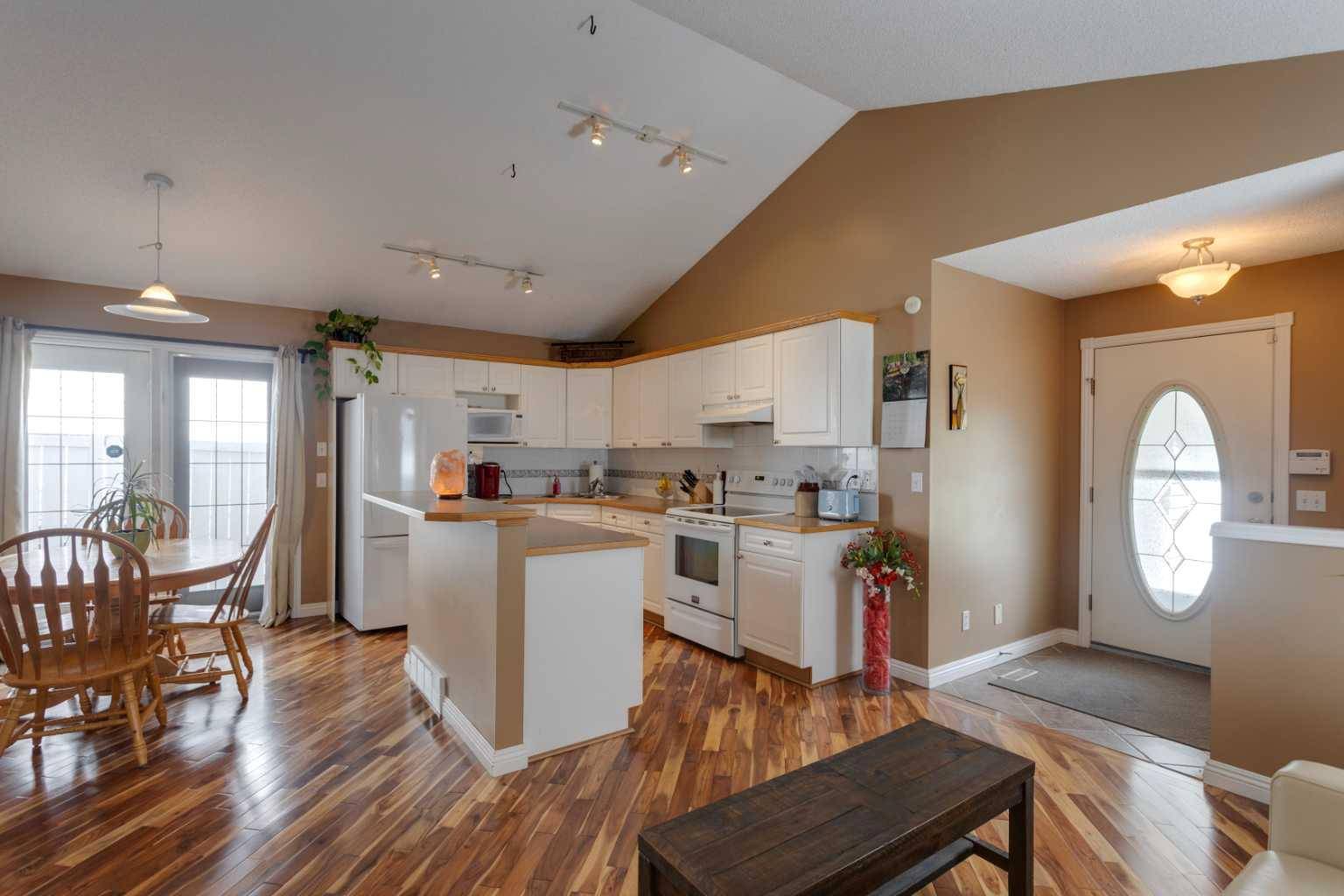 Calgary, AB T3K 4Z2,2028 Country Hills CIR NW