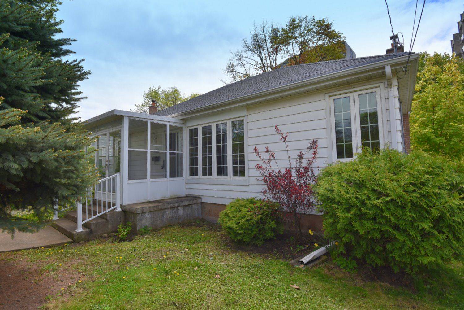 Oakville, ON L6K 3M1,430 Queen Mary DR