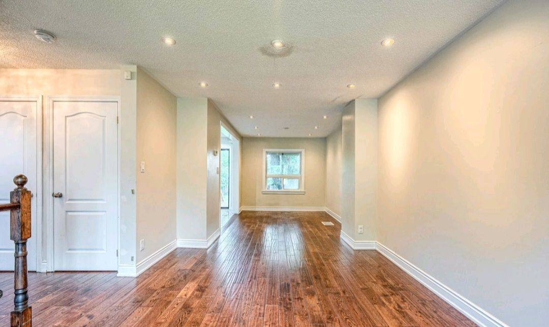 Mississauga, ON L5C 1S6,1420 Freeport DR