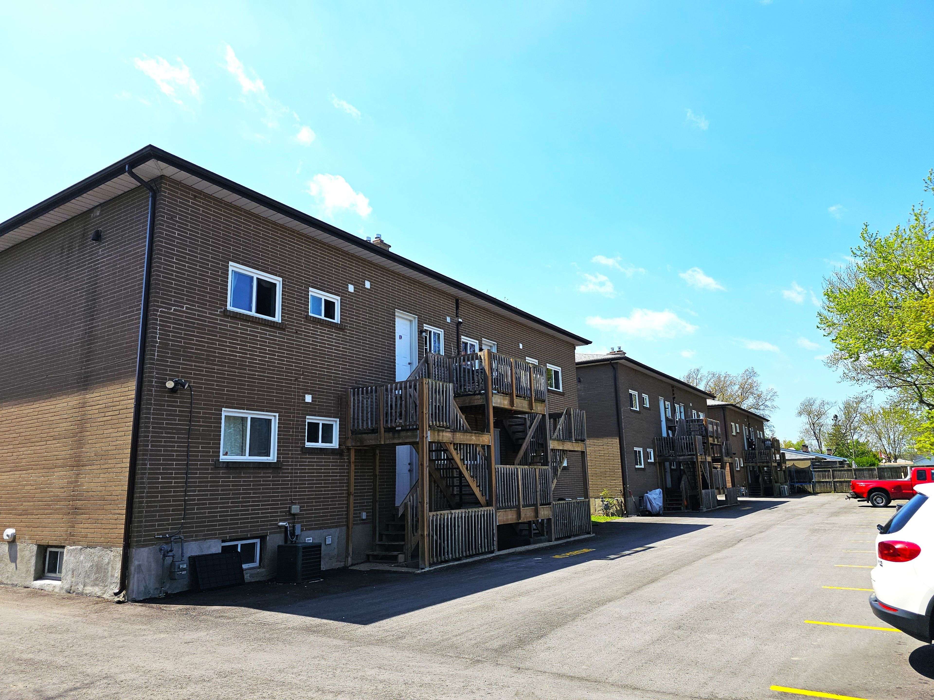 Niagara Falls, ON L2G 6X5,8392 Willoughby DR