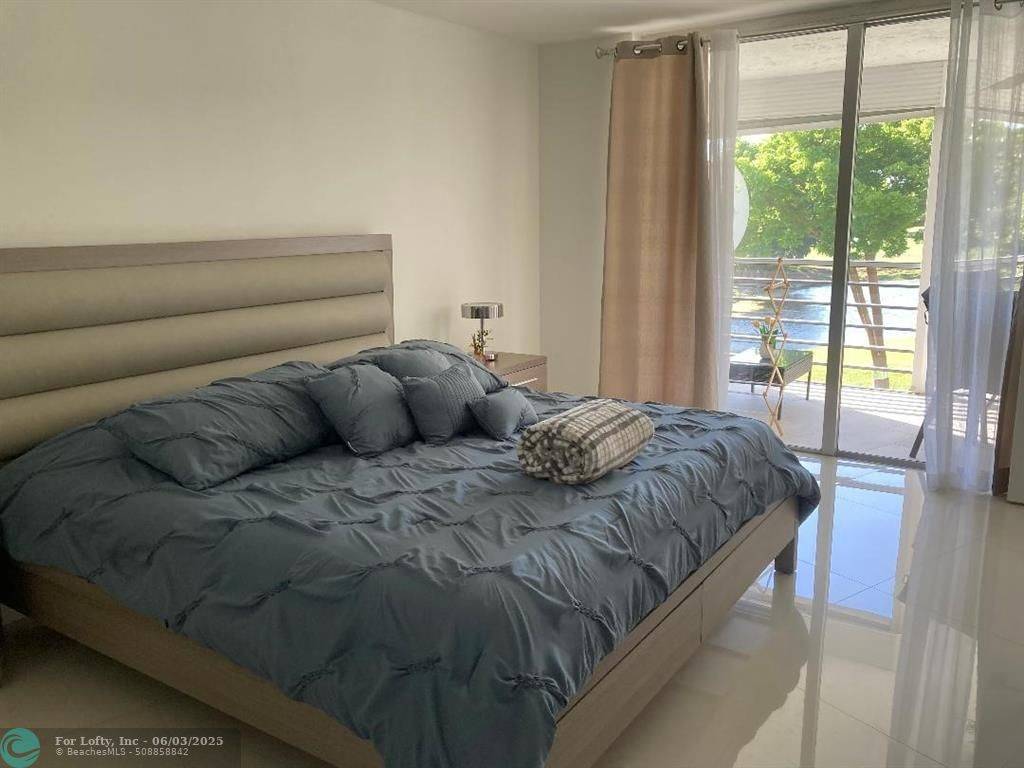 Pompano Beach, FL 33069,565 Oaks Ln #305
