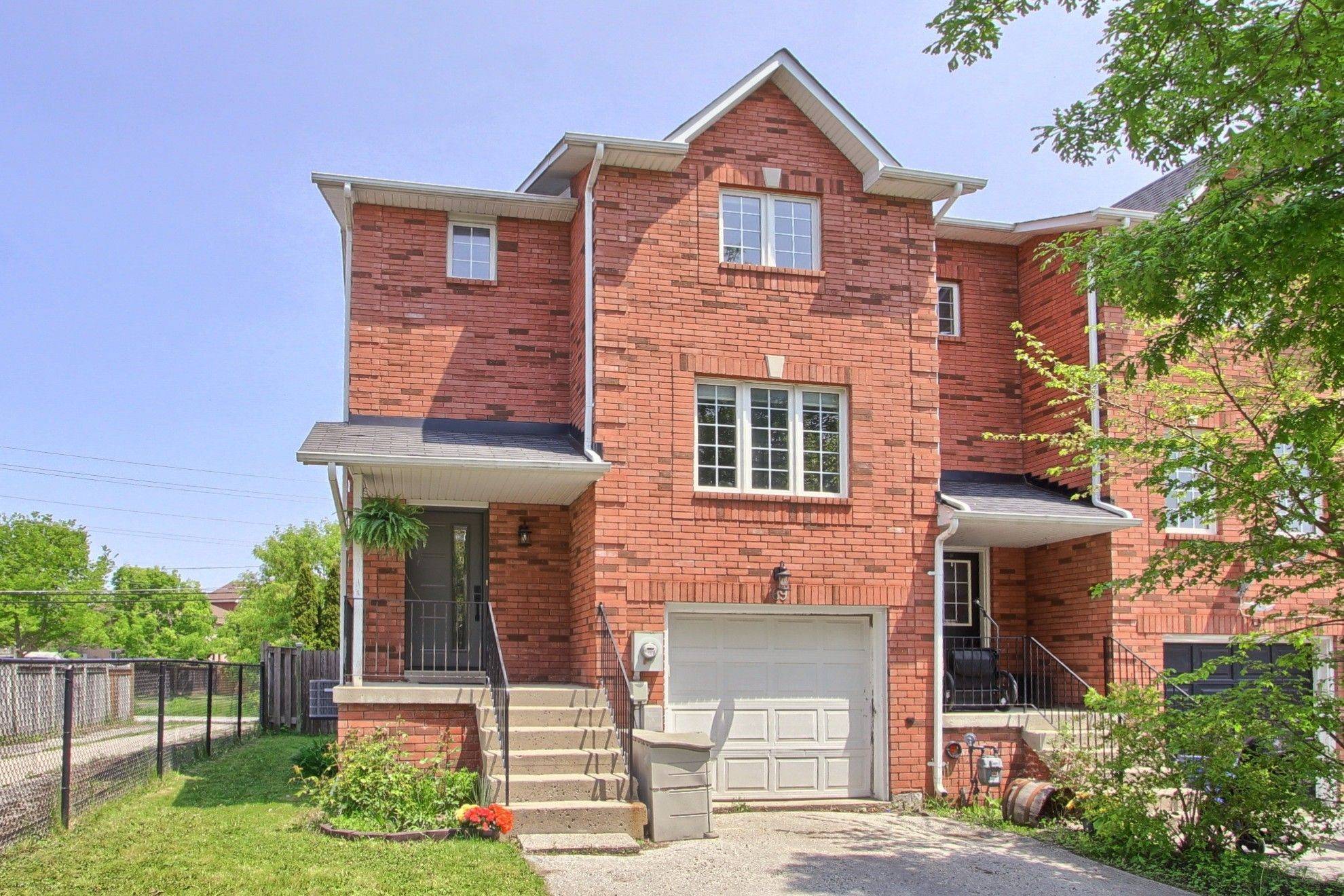 Georgina, ON L4P 3Z7,69 Hattie CT