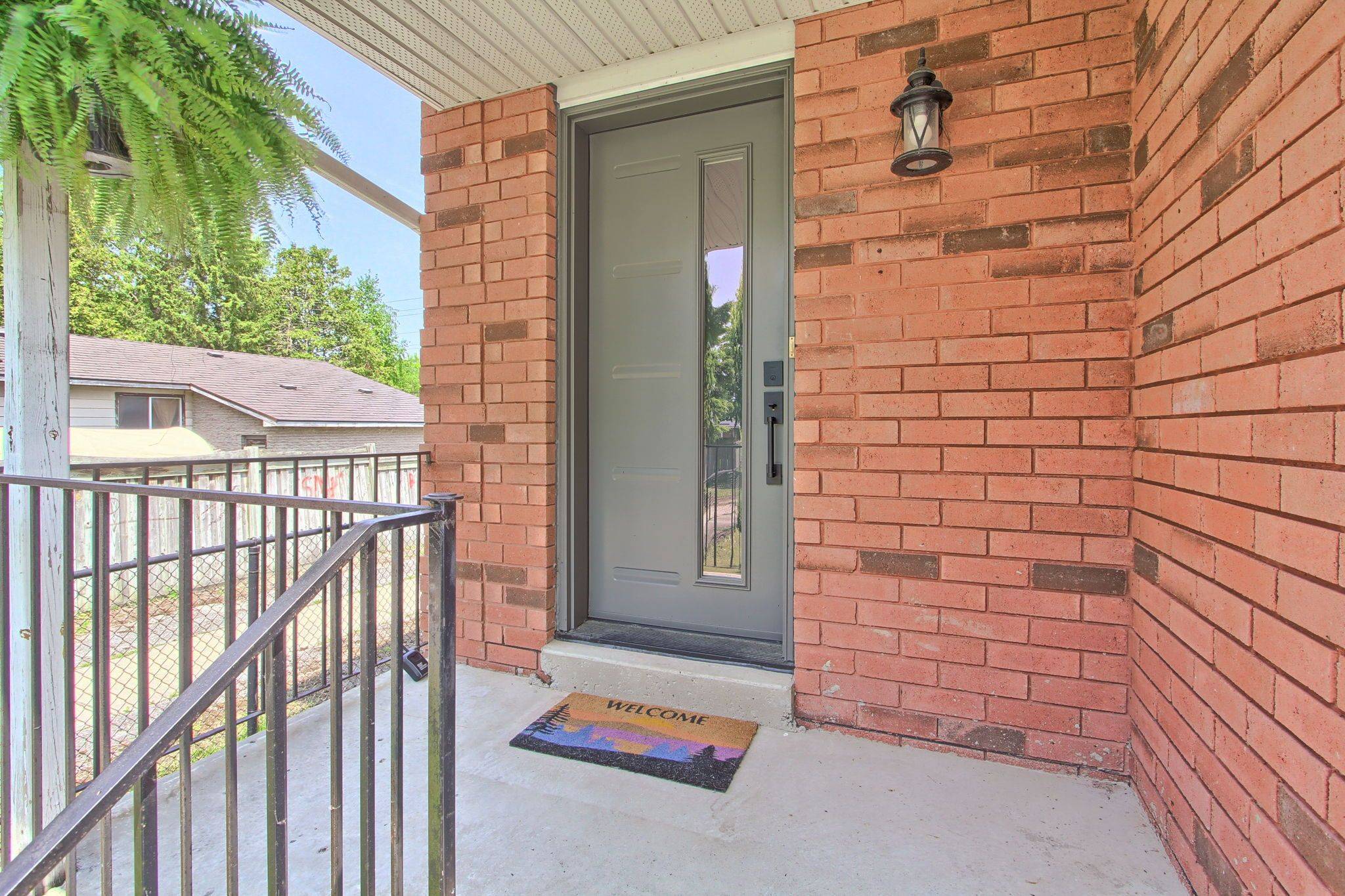 Georgina, ON L4P 3Z7,69 Hattie CT