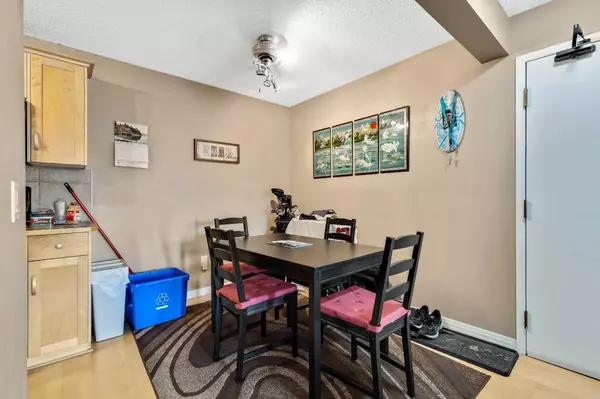 Calgary, AB T2W 5H1,13045 6 ST SW #2211