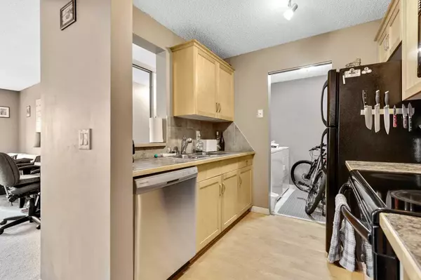 Calgary, AB T2W 5H1,13045 6 ST SW #2211