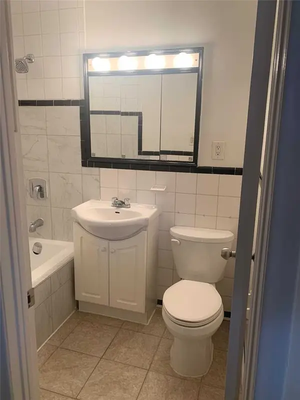 Mississauga, ON L5H 1G5,243A Lakeshore RD E #1