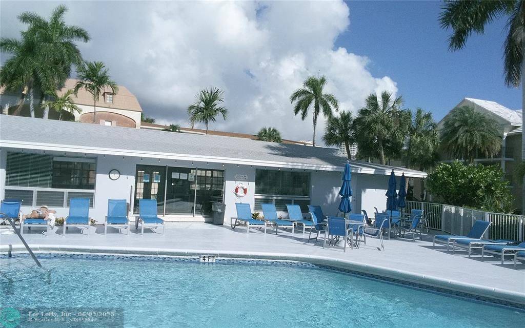 Hallandale Beach, FL 33009,465 Paradise Isle Blvd  #207
