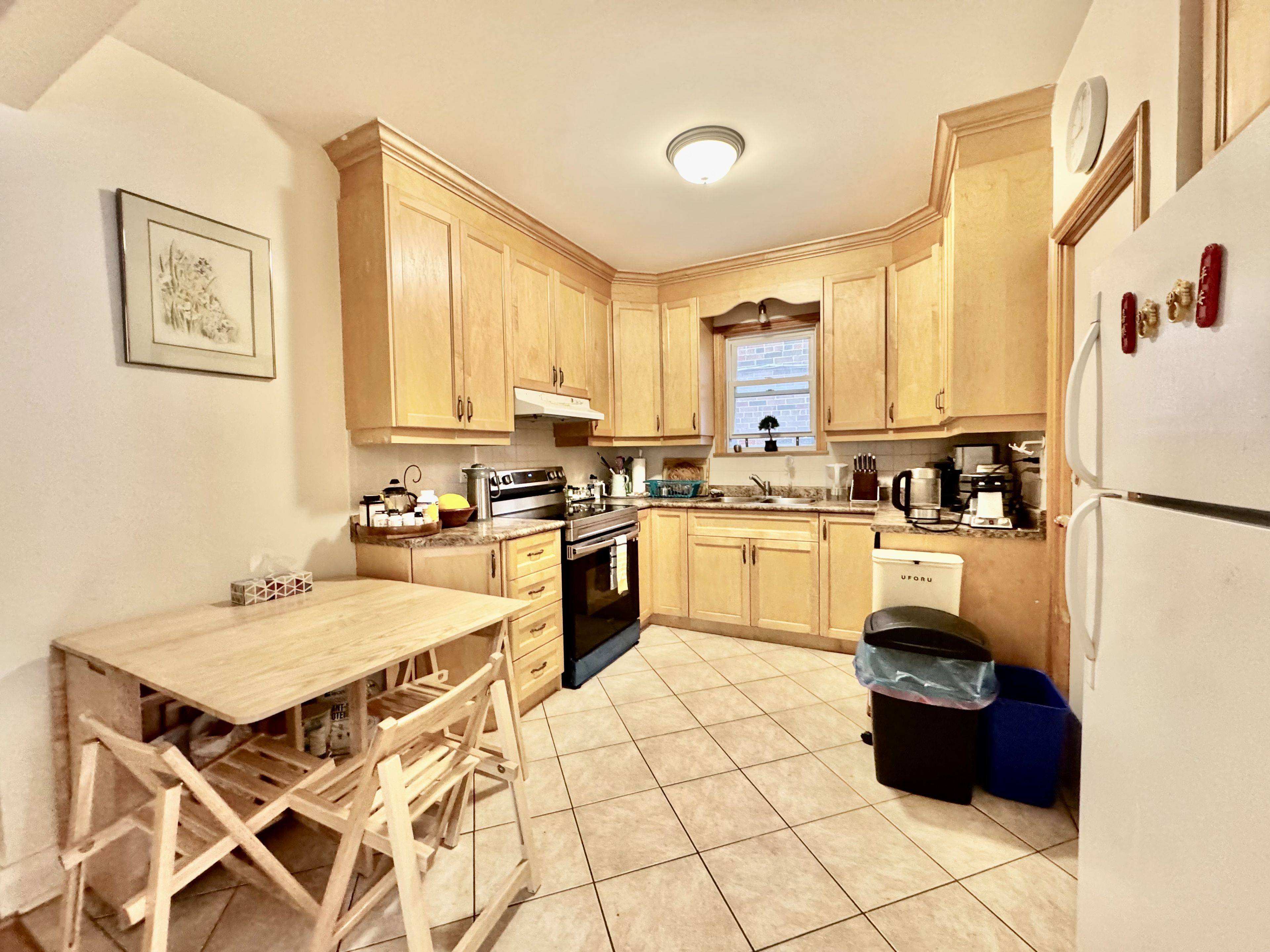 Toronto C04, ON M5N 2G1,1198 Avenue RD #Main Apartment