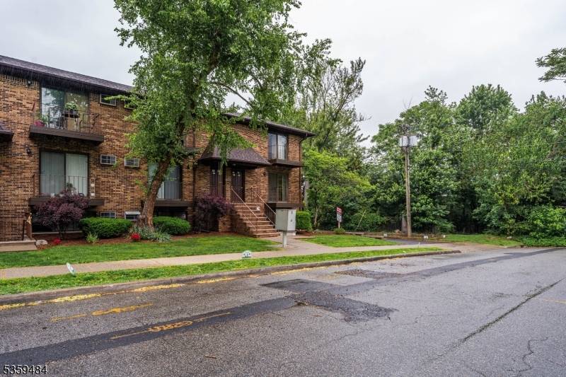 Clifton City, NJ 07011,8 Sewall Ave #6B