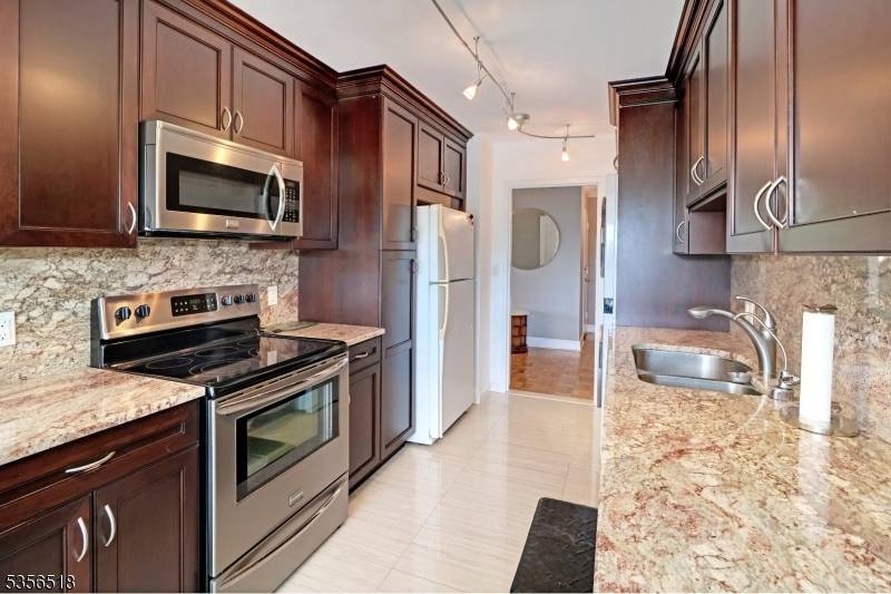 Verona Twp., NJ 07044,2 Claridge Dr, 3LW