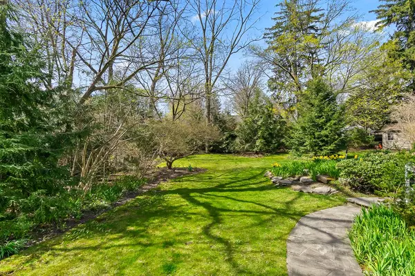 Oakville, ON L6J 3Y5,74A Howard AVE