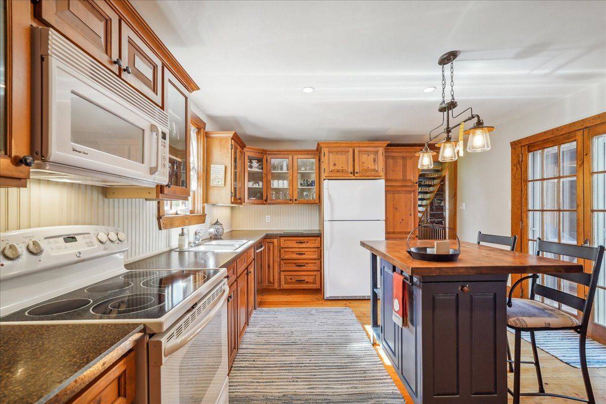 Innisfil, ON L0L 1K0,219 Bayshore RD W