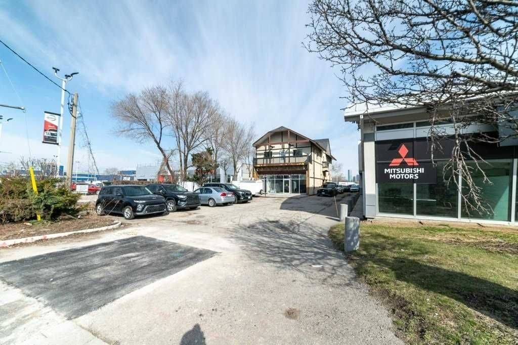 Toronto W07, ON M8Z 1S4,1340 The Queensway AVE #1