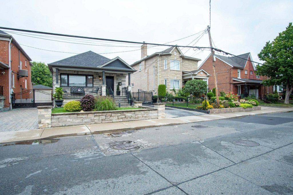 Toronto W02, ON M6H 2C9,26 Brandon AVE