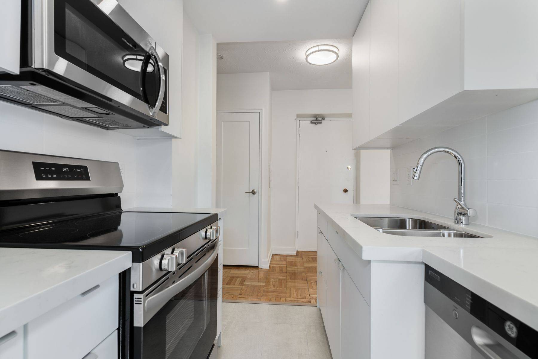 Toronto C11, ON M4G 2Z7,1220 Bayview AVE #404