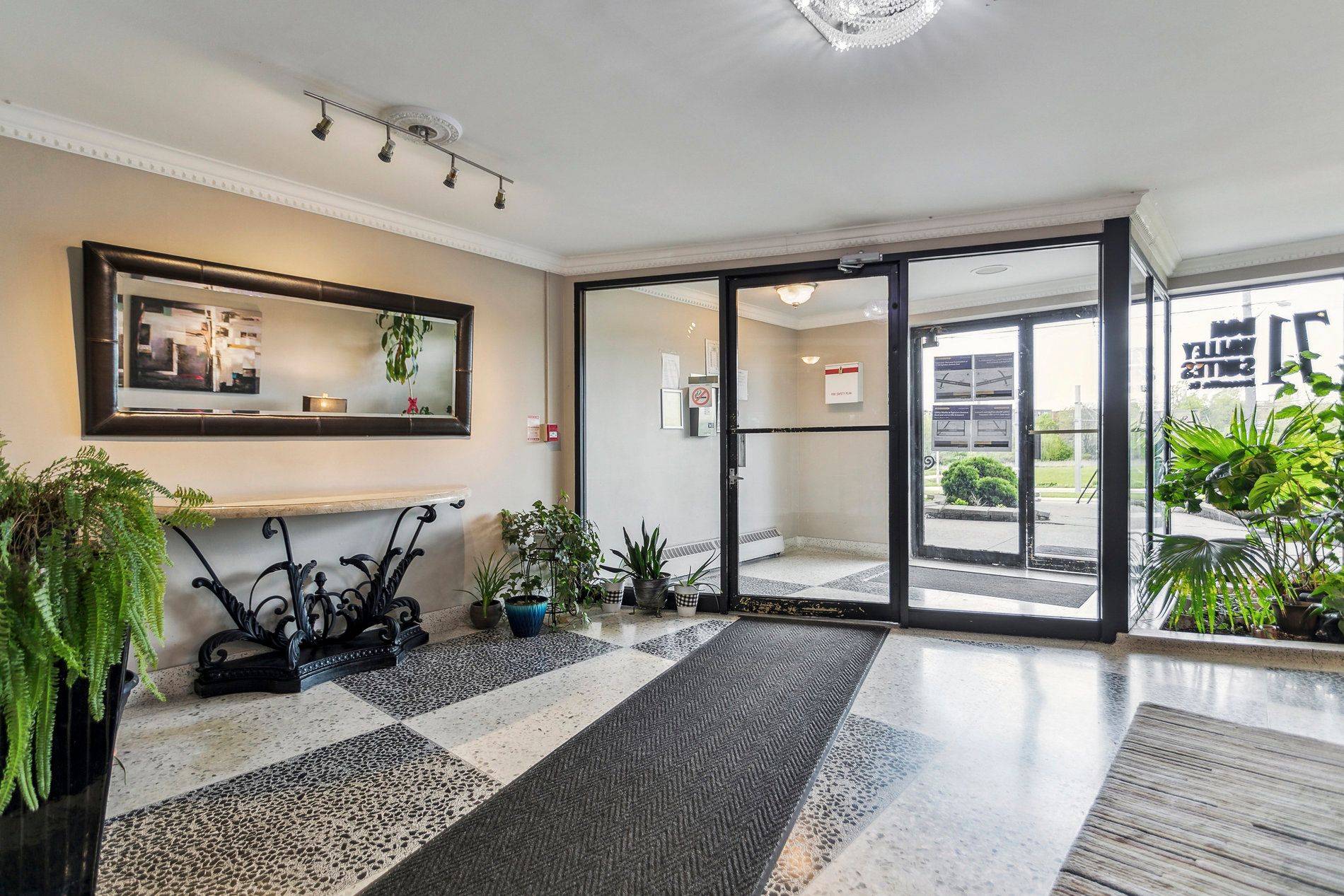 Toronto C13, ON M4A 1H1,71 Jonesville CRES #409