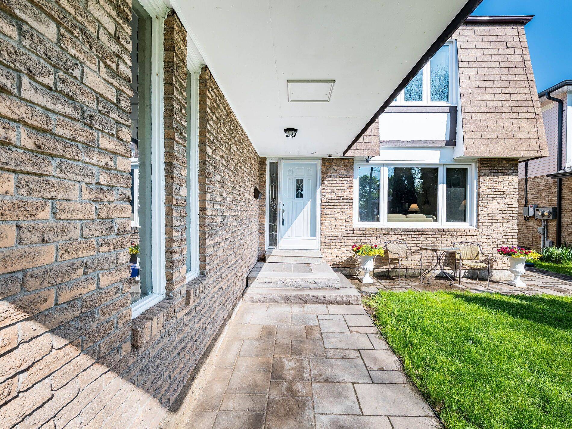 Mississauga, ON L5C 2W8,2497 Nikanna RD