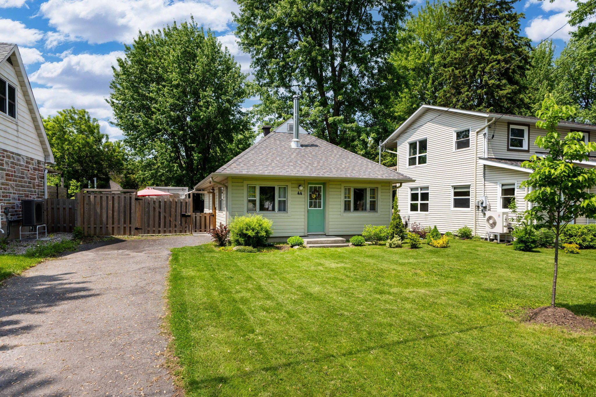 Britannia - Lincoln Heights And Area, ON K2B 6M1,44 Kempster AVE