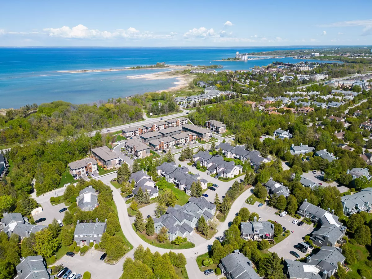 Collingwood, ON L9Y 5B4,152 Fairway CRES #19