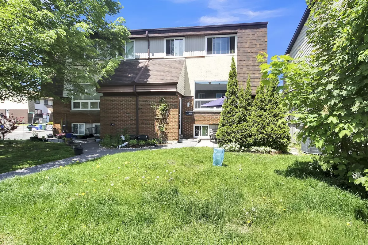 South Of Baseline To Knoxdale, ON K2G 4H4,32 Woodvale Gn CRES #B