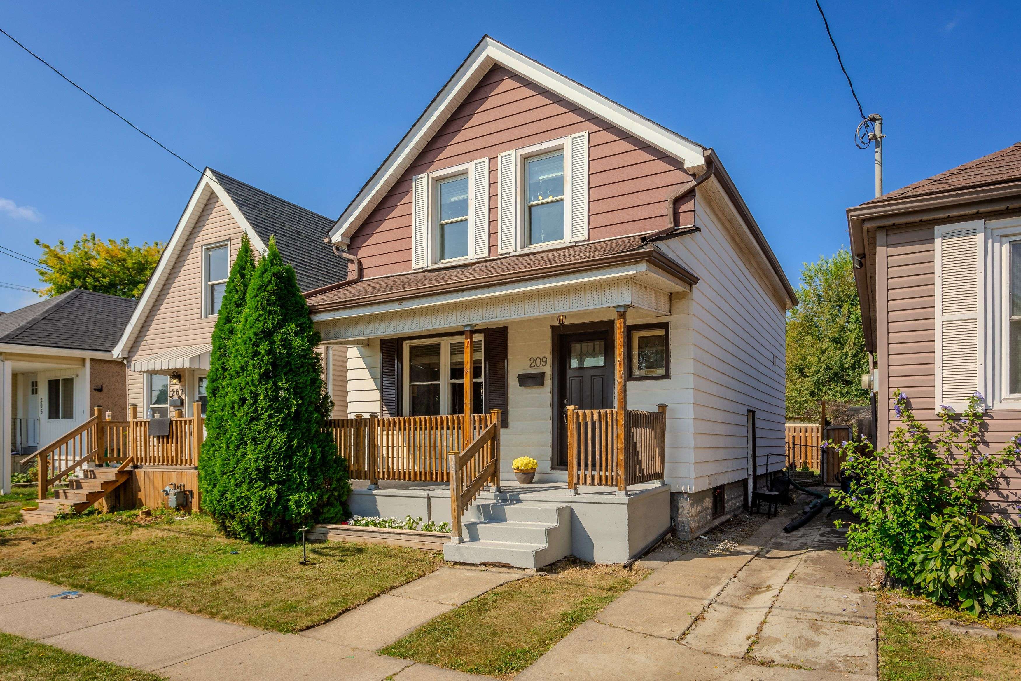 Hamilton, ON L8H 5G2,209 Weir ST N
