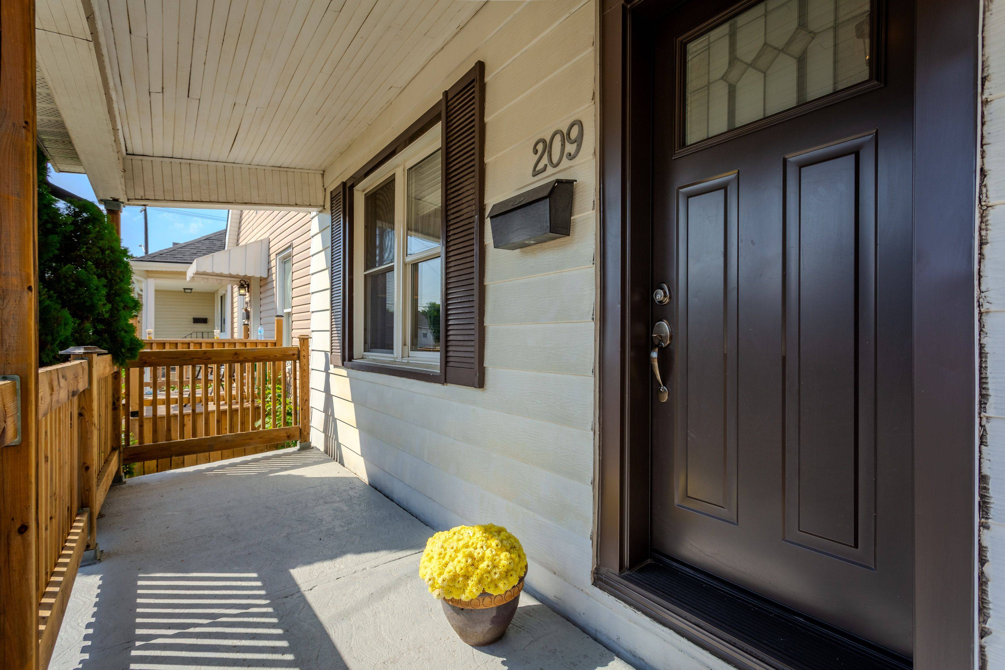 Hamilton, ON L8H 5G2,209 Weir ST N