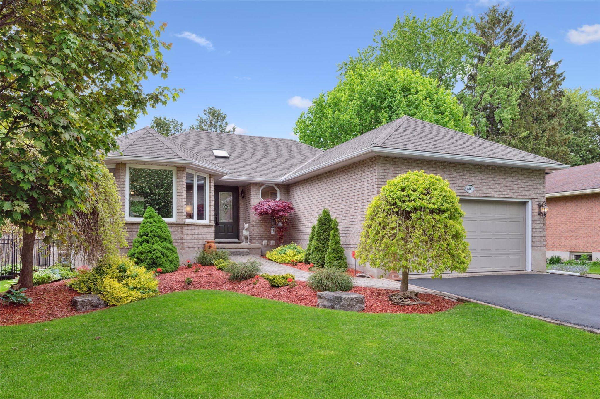Waterloo, ON N2K 2A8,606 Rustic DR