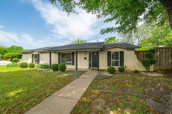 2124 Ming Drive,  Edgecliff Village,  TX 76134