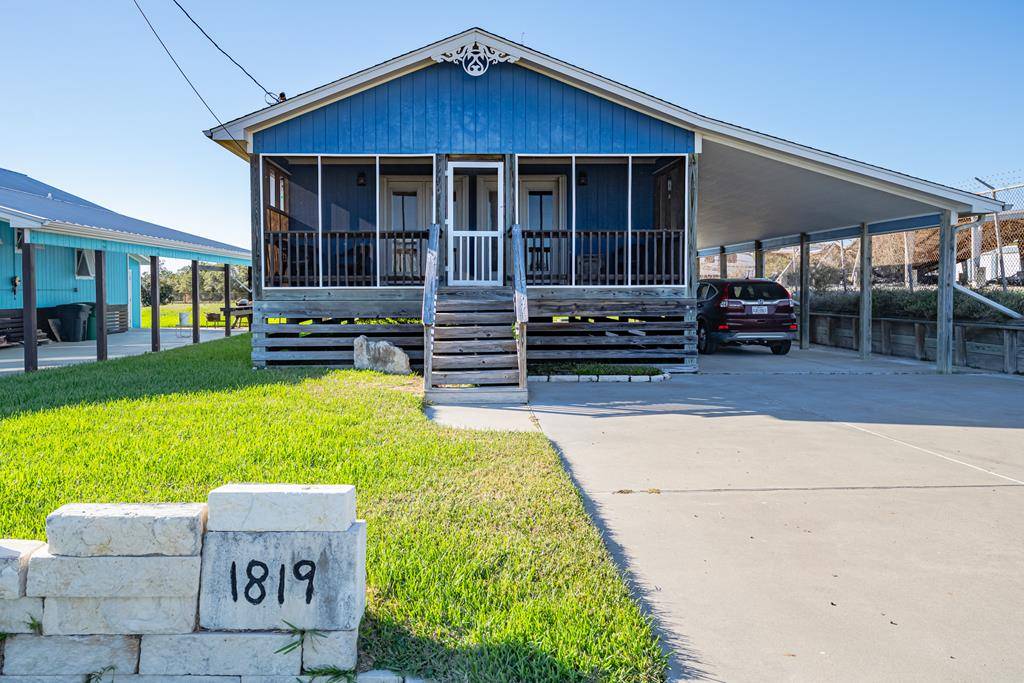 1819 S Doughty St, Rockport, TX 78382
