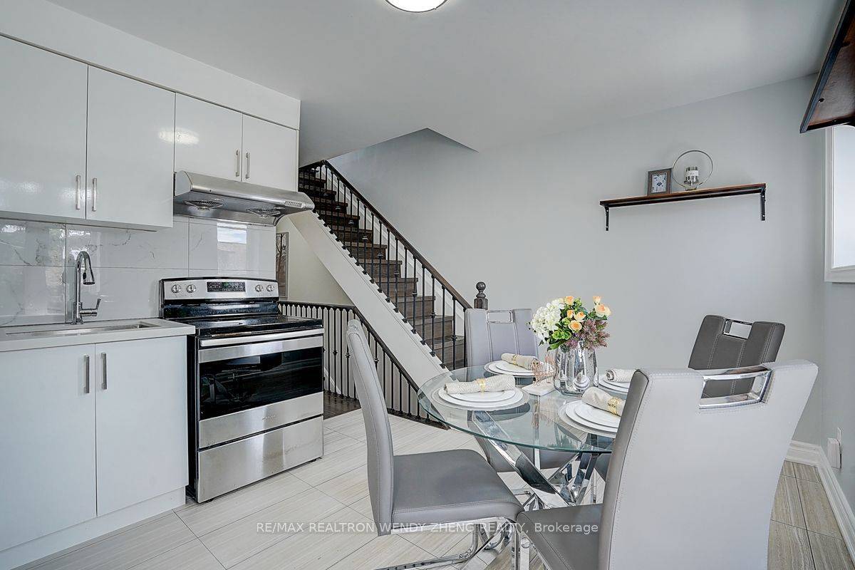 Toronto C01, ON M6G 3G6,245 Montrose AVE #Upper