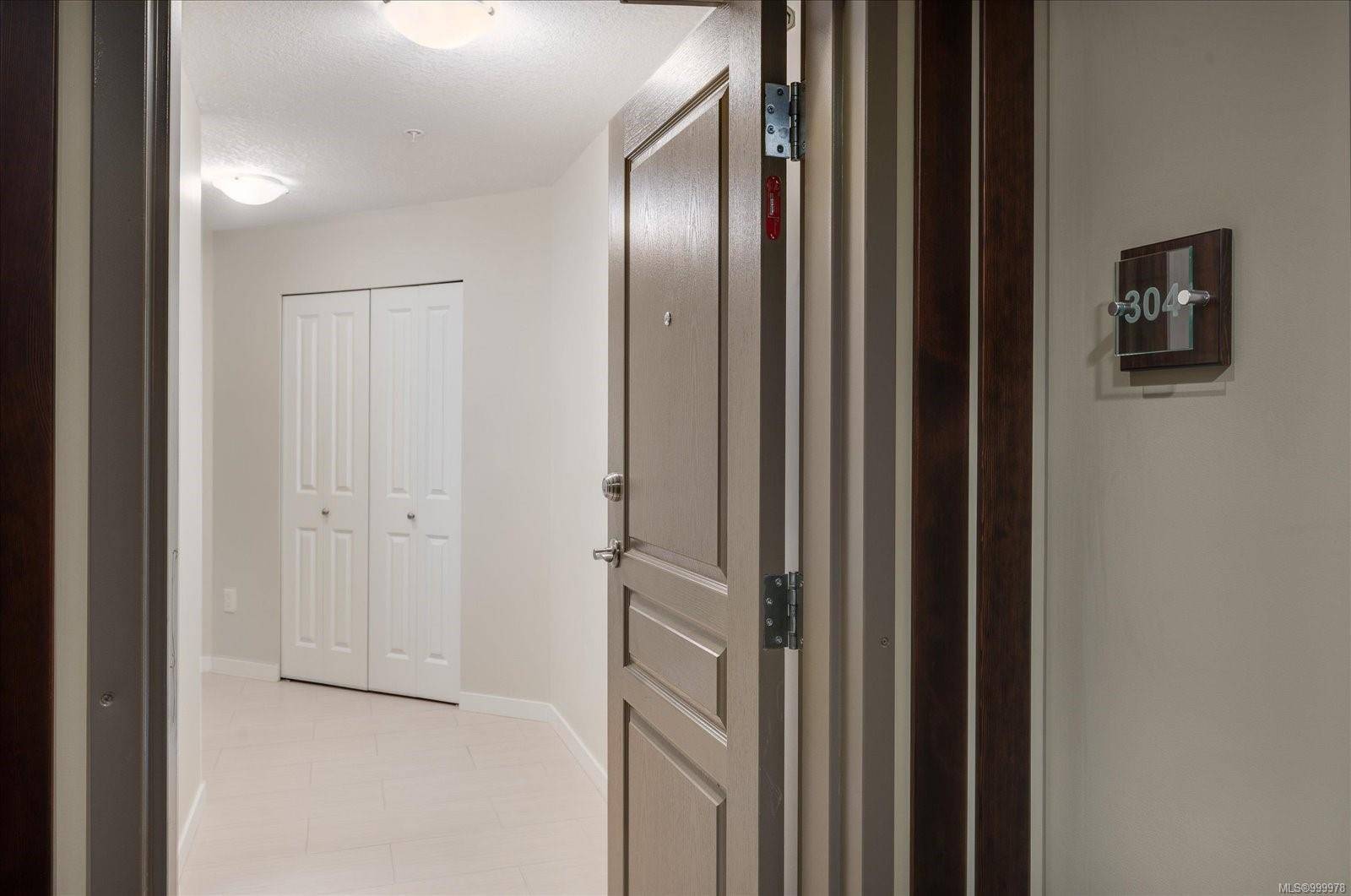Nanaimo, BC V9T 6K1,5670 Edgewater Lane #304
