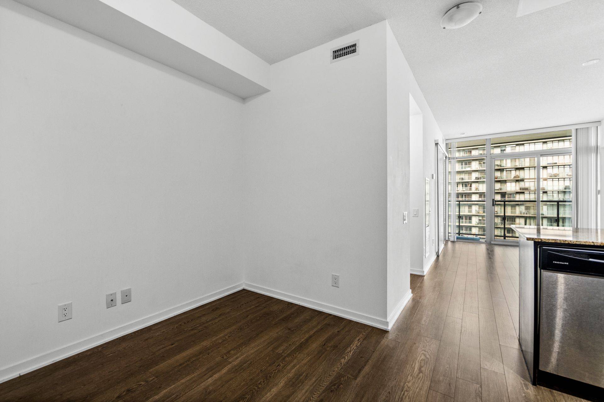Toronto W01, ON M6S 5B5,105 The Queensway AVE #1901