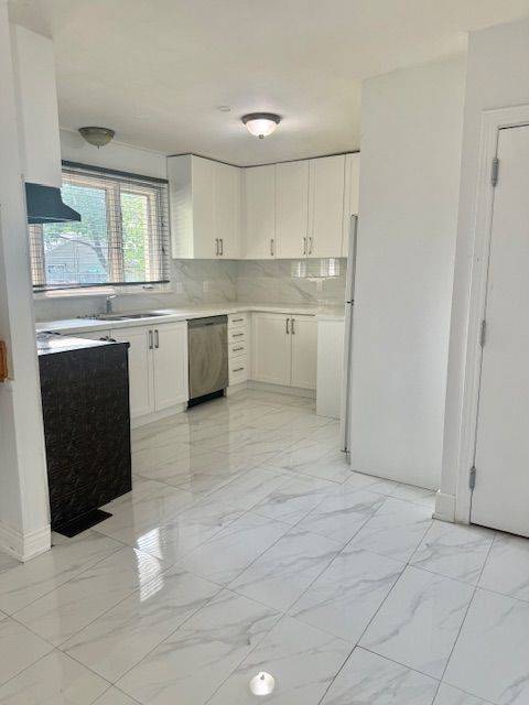 Brampton, ON L6X 2L5,51 Windermere CT #Upper