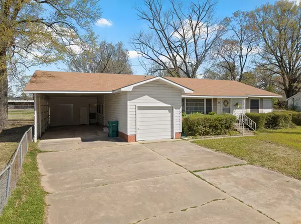 609 E Main, Omaha, TX 75571