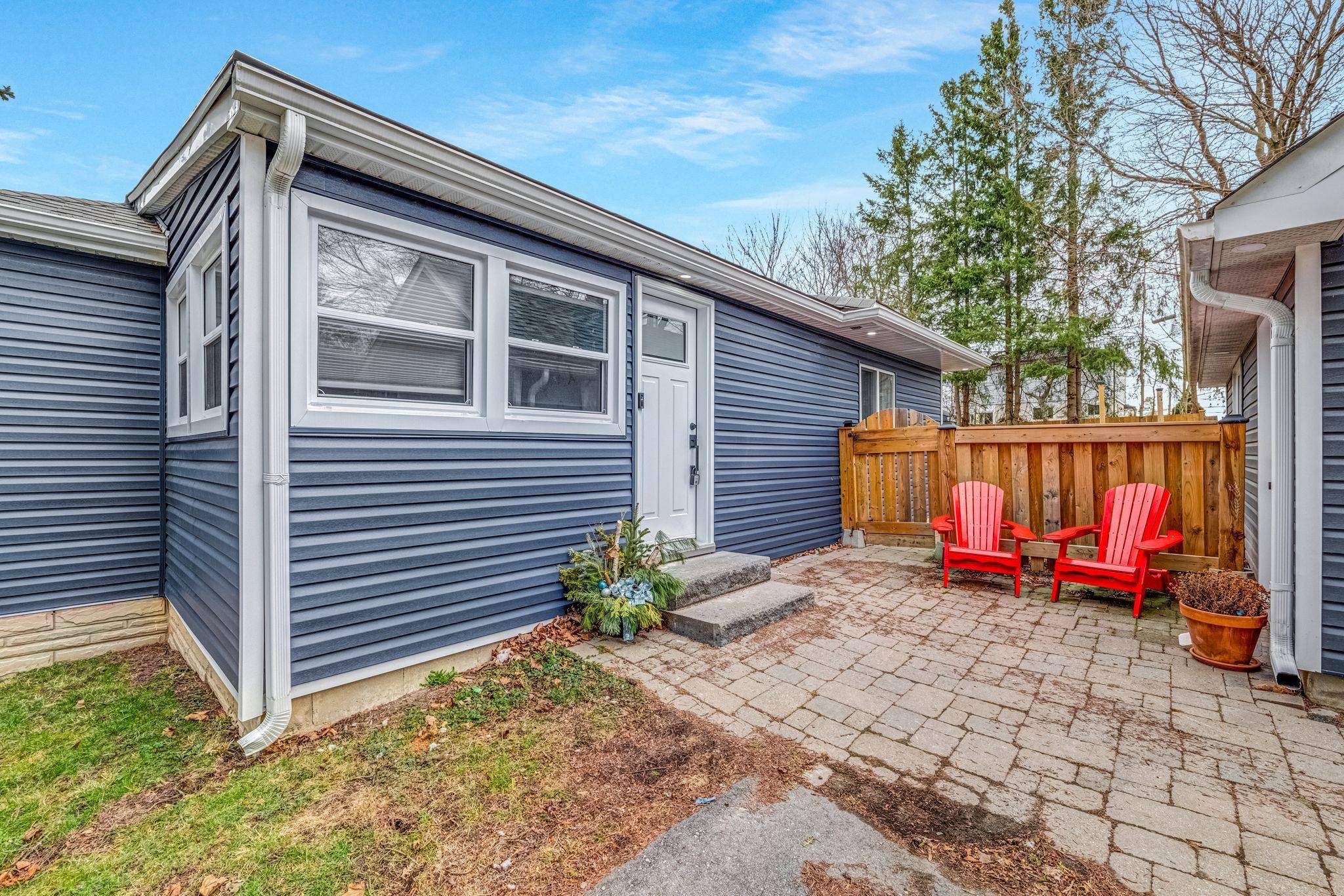 Newmarket, ON L3Y 3R9,93 Lundy's LN