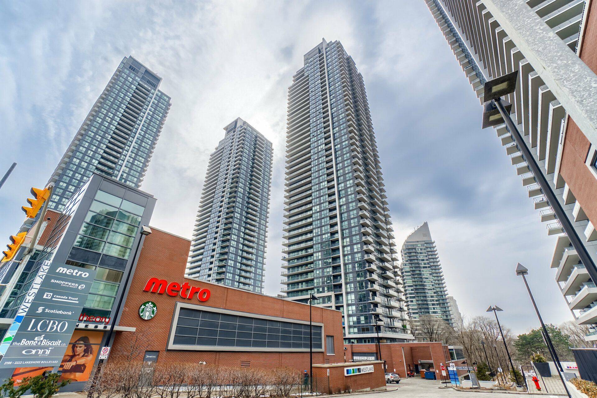 Toronto W06, ON M8V 0C1,2220 Lake Shore BLVD W #4208