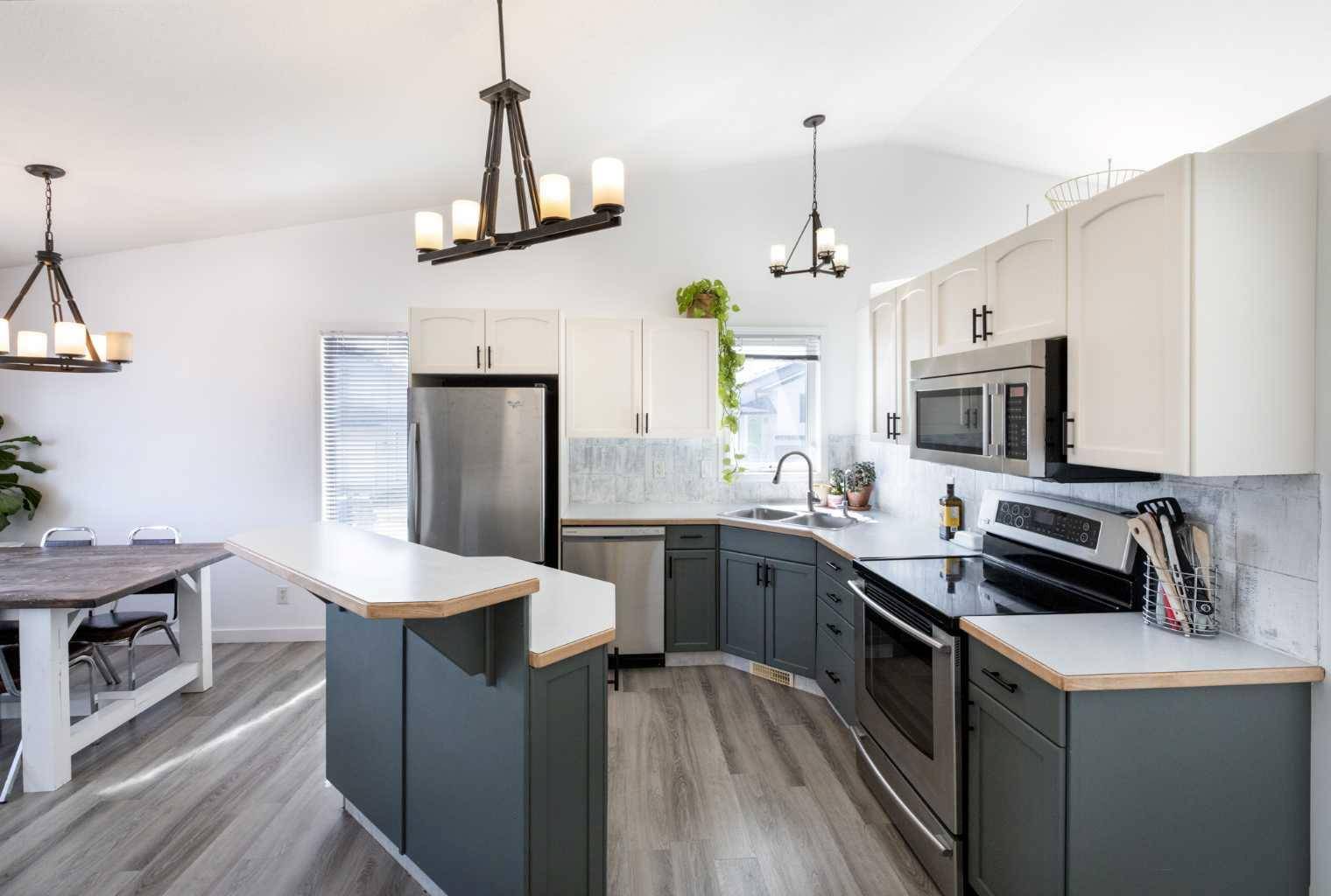Innisfail, AB T4G 1Y2,4402 48 AVE