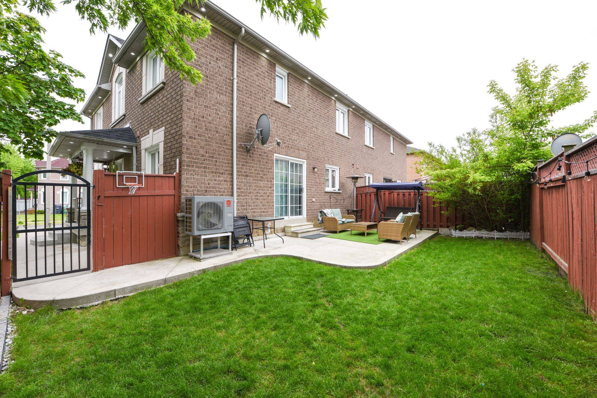 Brampton, ON L6R 2A4,116 Canada Goose BLVD #Upper